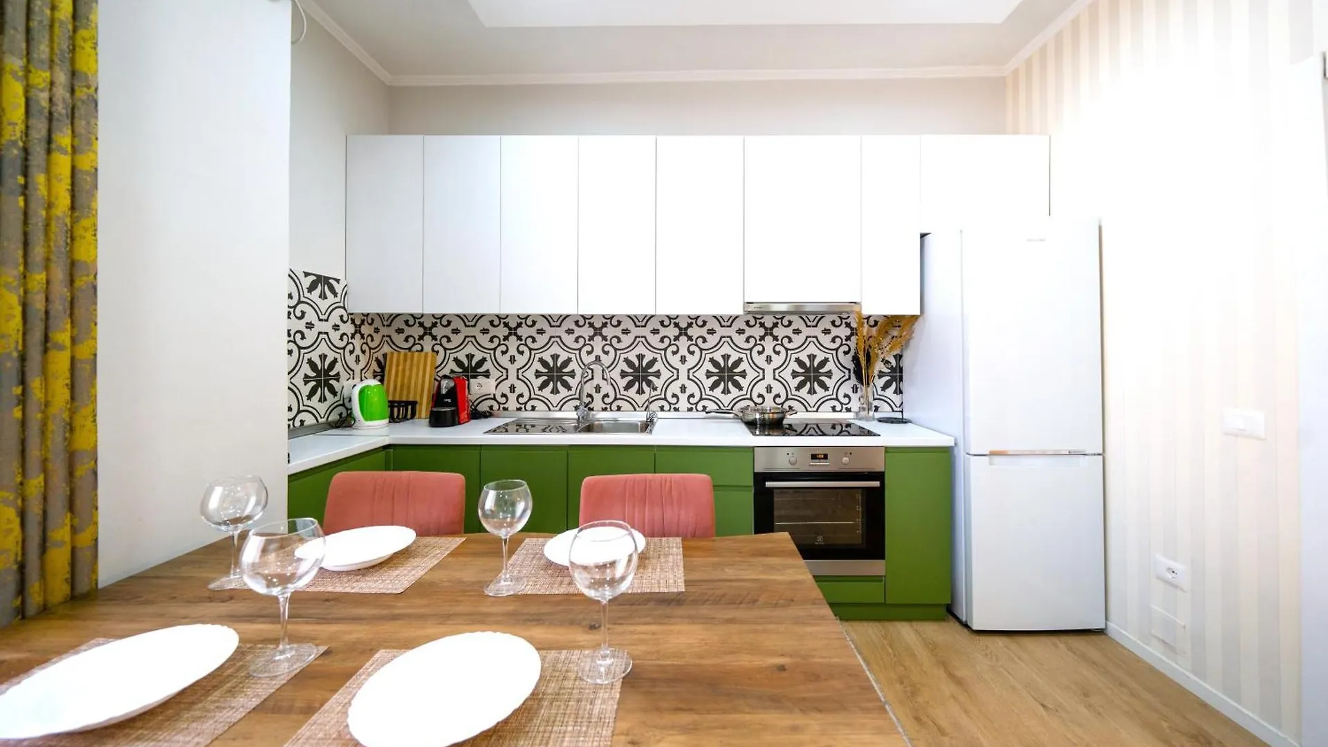 Modern 2 Bedroom Apartment With Balcony In Central Location Tirana
